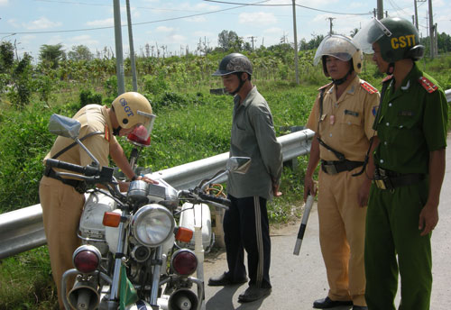 Lực lượng Cảnh sát giao thông tăng cường tuần tra, kiểm soát bảo đảm trật tự,an toàn giao thông trên đường cao tốc