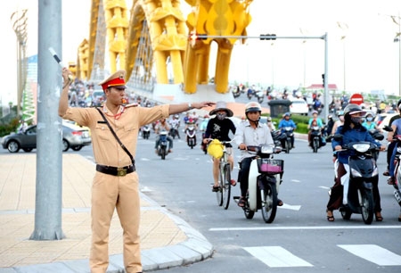 Cảnh sát giao thông điều hành trật tự tại nút giao thông đường Nguyễn Văn Linh-Cầu Rồng. Ảnh: Đông Nguyễn