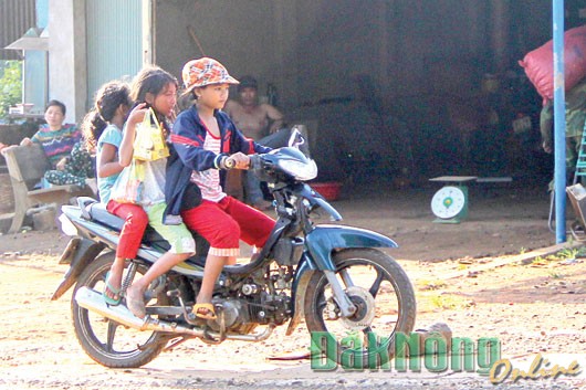 Tại các vùng quê, nhiều em nhỏ chân còn chưa chống đến đất đã điều khiển xe gắn máy chở thêm bạn bè, rất nguy hiểm