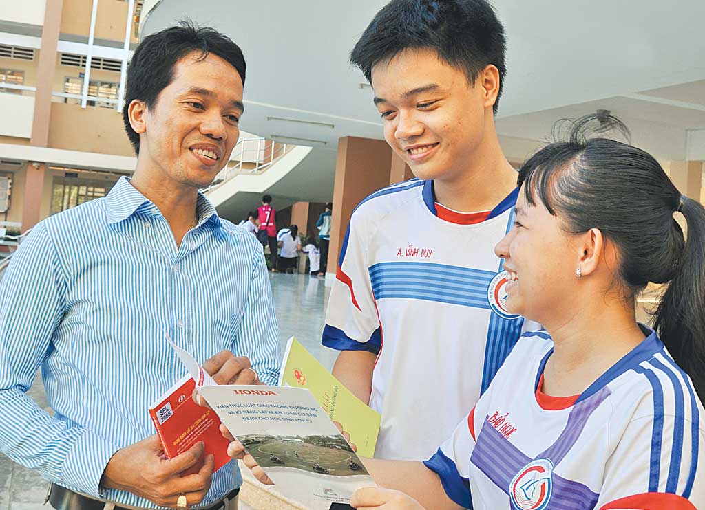 Học sinh tham khảo tài liệu về an toàn giao thông