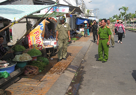 Công an phường An Nghiệp (quận Ninh Kiều) phối hợp các lực lượng tuần tra, nhắc nhở người dân mua bán đúng nơi quy định, không lấn chiếm lòng lề đường, ảnh hưởng trật tự an toàn giao thông