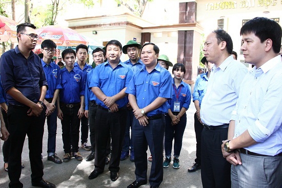 Đoàn công tác thăm hỏi và động viên đội TNTN tiếp sức mùa thi tại điểm trường đại học Thủy Lợi và trường đại học Công đoàn (Hà Nội)