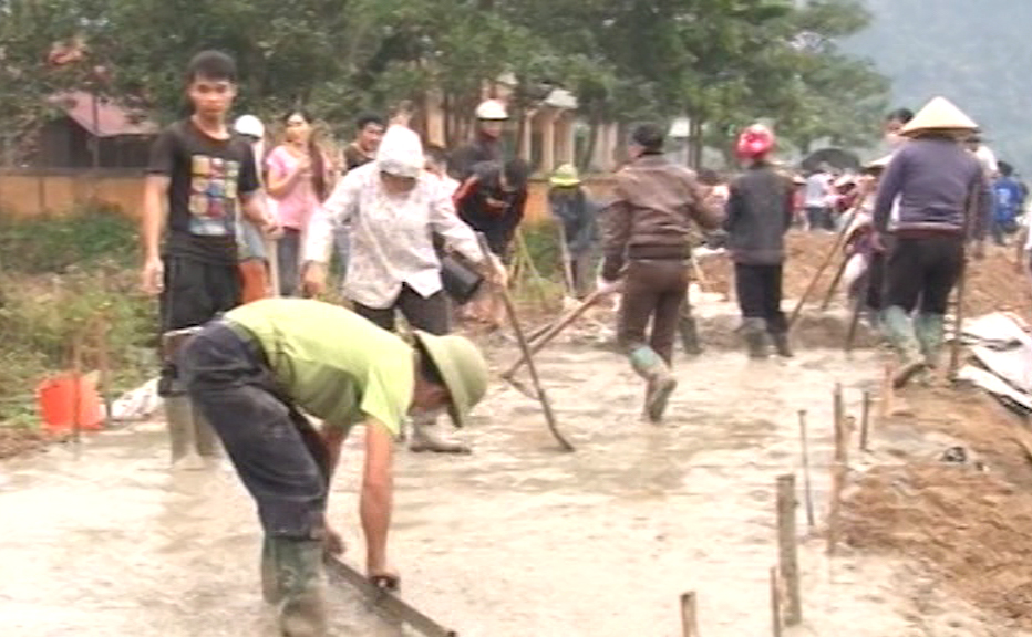  Nhân dân tham gia lao động thực hiện Chương trình bê tông hóa đường giao thông nông thôn