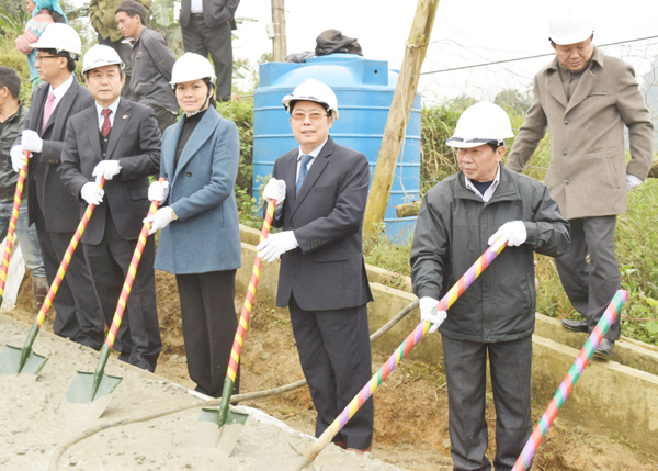 Các đồng chí lãnh đạo tỉnh và huyện khởi công tuyến đường tại thôn Hoàng Nhì Phố, xã Lùng Cải, huyện Bắc Hà.