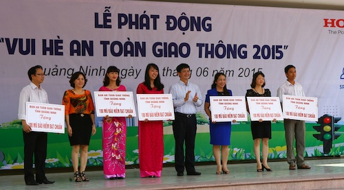 Lãnh đạo tỉnh Quảng Ninh trao tặng MBH đạt chuẩn cho đại diện các trường học của các huyện thuộc tỉnh