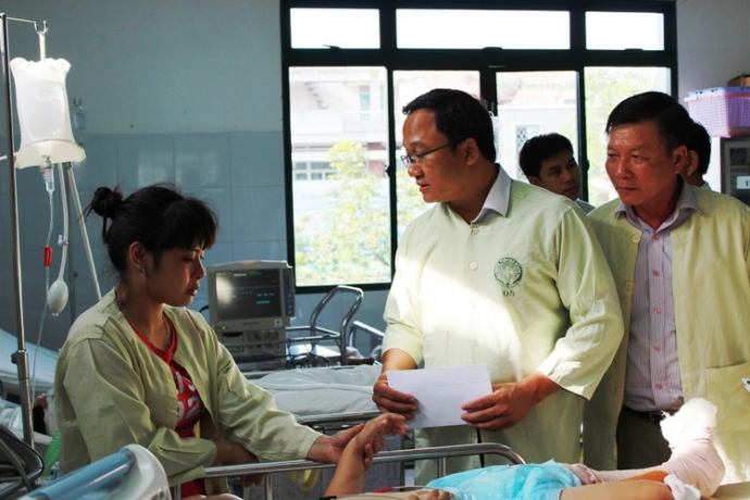 Ông Khuất Việt Hùng, cùng lãnh đạo Ban ATGT Đà Nẵng trao phần quà hỗ trợ gia đình các nạn nhân vụ TNGT thảm khốc trên cầu Thuận Phước.