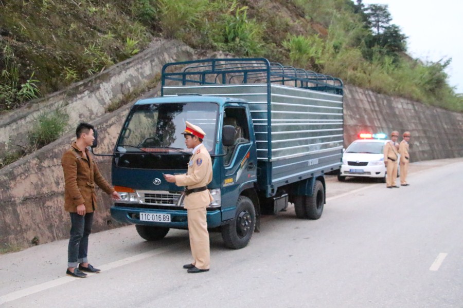 Cán bộ Phòng Cảnh sát giao thông, Công an tỉnh kiểm tra giấy phép lái xe người điều khiển phương tiện tham gia giao thông