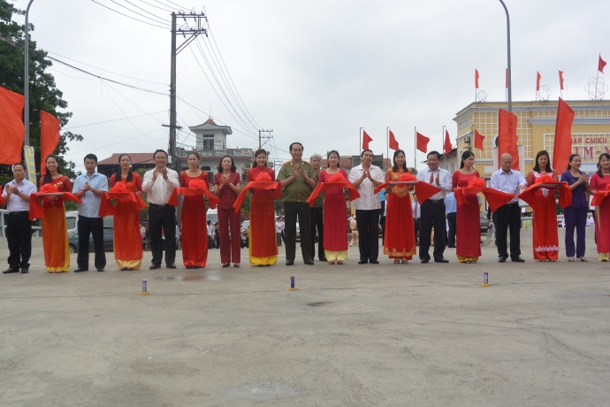 Ông Trần Đại Quang, Bộ trưởng Bộ Công an cùng các vị Đại biểu phấn khởi khi công trình cầu treo dân sinh Thống Nhất về đích