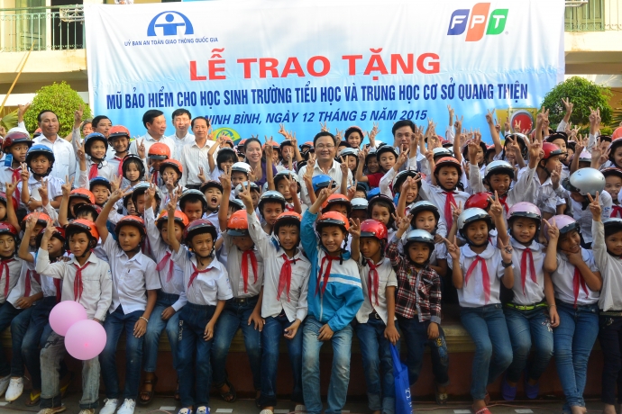 Ông Khuất Việt Hùng, lãnh đạo FPT chụp ảnh kỷ niệm với các em học sinh Trường Tiểu học Quang Thiện