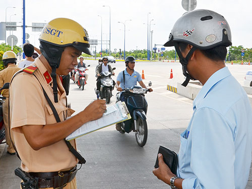 CSGT xử lý trường hợp vi phạm giao thông trên đường Mai Chí Thọ, quận 2, TP.HCM 