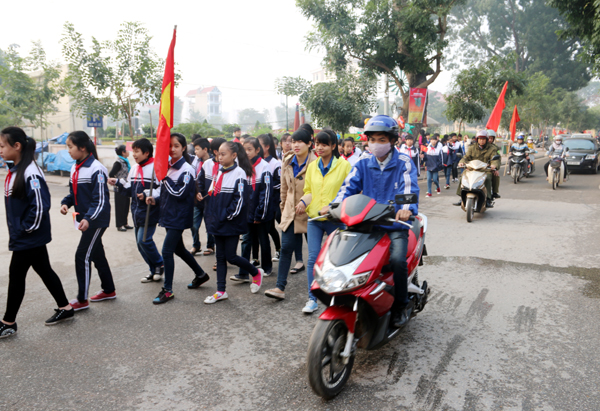 Diễu hành cổ động năm an toàn giao thông 2015 qua một số tuyến đường 