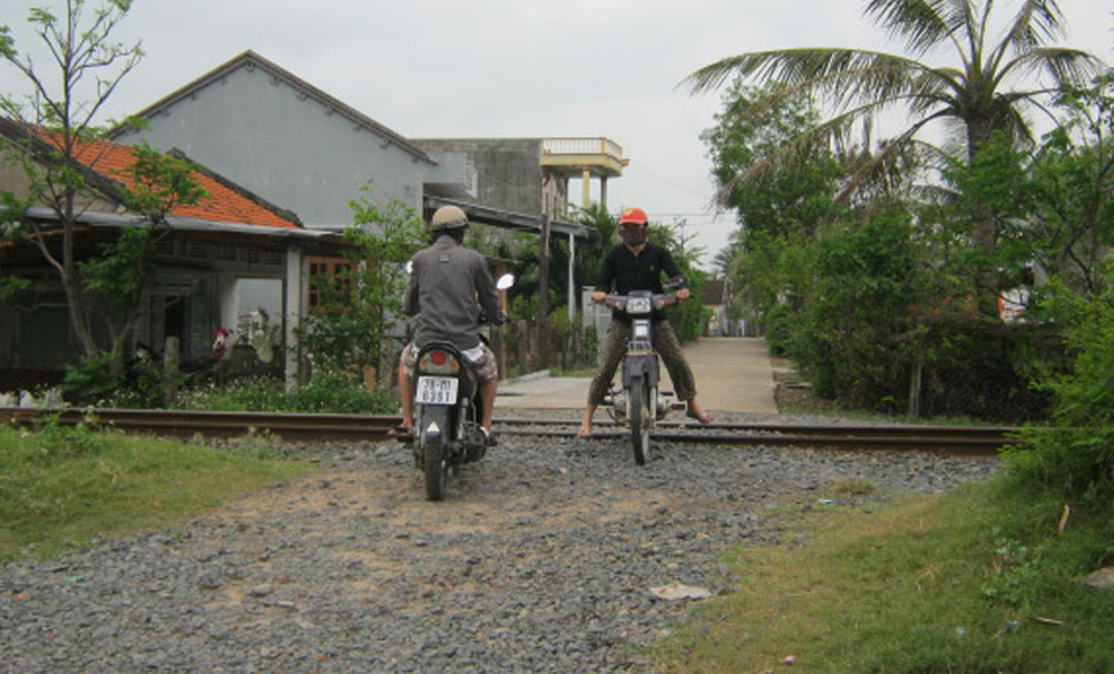 Đường ngang dân sinh giao nhau với đường sắt đoạn qua phường Phú Đông (TP Tuy Hòa) luôn tiềm ẩn nguy cơ tai nạn giao thông 