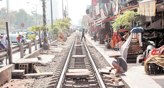 Nhiều hộ dân sinh sống hai bên đường tàu từ ga Giáp Bát đến ga Hà Nội thường biến khu vực hành lang an toàn giao thông đường sắt thành nơi sản xuất, sinh hoạt.