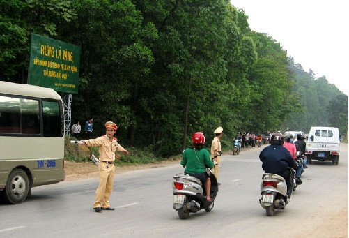 Lực lượng CSGT tỉnh thực hiện phân luồng giao thông tại Lễ hội Đền Hùng năm 2014