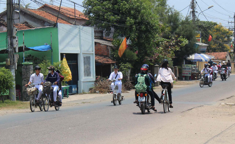 Học sinh đi xe đạp, xe máy kéo, đẩy nhau trên đường Ngô Gia Tự, TP Tuy Hòa