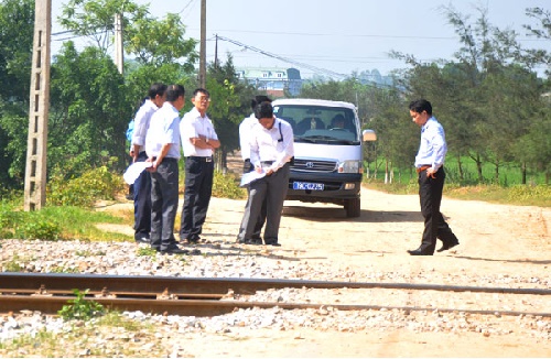 Đoàn công tác kiểm tra công tác đảm bảo ATGT đường sắt giao cắt đường bộ tại địa bàn xã Mai Tùng