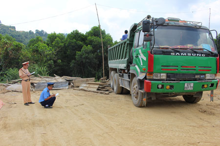 "Siết chặt quản lý hoạt động vận tải và kiểm soát tải trọng phương tiện" với mục tiêu "Tính mạng con người là trên hết"