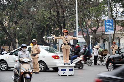 Lực lượng CSGT làm nhiệm vụ điều phối, phân luồng giao thông vào giờ cao điểm