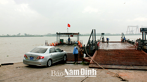 Công nhân viên Bến phà Thịnh Long (Hải Hậu) luôn chấp hành nghiêm các quy định pháp luật về bảo đảm ATGT đường thủy.