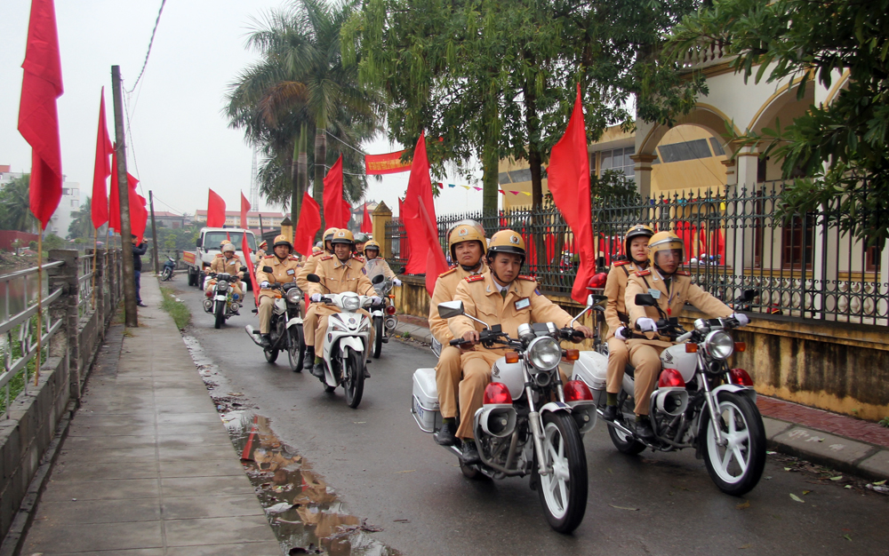 Các lực lượng tham gia diễu hành tuyên truyền bảo đảm trật tự an toàn giao thông