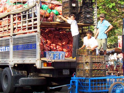 Lĩnh vực vận tải ngày càng được đầu tư phát triển giúp lưu thông hàng hóa thuận tiện.