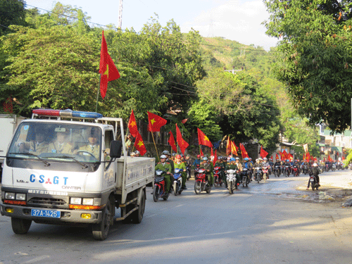 Các lực lượng chức năng, đoàn thể huyện Kỳ Sơn tham gia diễu hành Hưởng ứng Năm ATGT