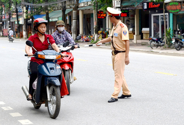 Cảnh sát giao thông, Công an thành phố Tuyên Quang kiểm soát đảm bảo TTATGT