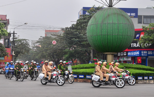 Lực lượng Cảnh sát giao thông và trật tự Công an tỉnh ra quân tuyên truyền về đảm bảo TTATGT