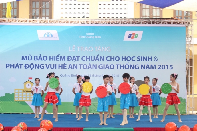 Tiết mục văn nghệ tuyên truyền về ATGT do các em học sinh biểu diễn