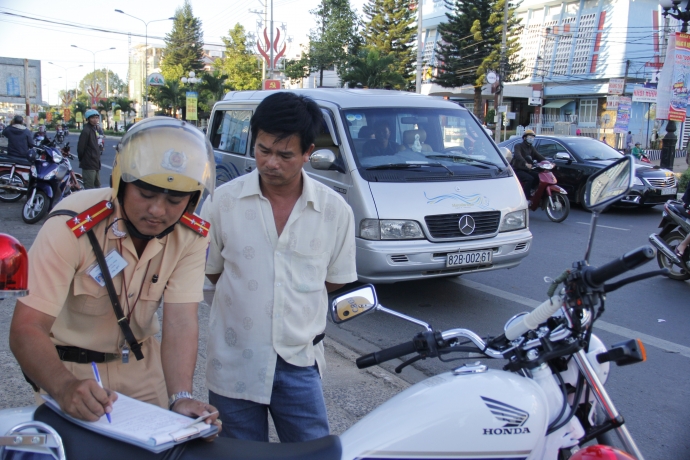 CSGT Pleiku lập biên bản xử lý hành chính một trường hợp vi phạm về đón trả khách sai quy định