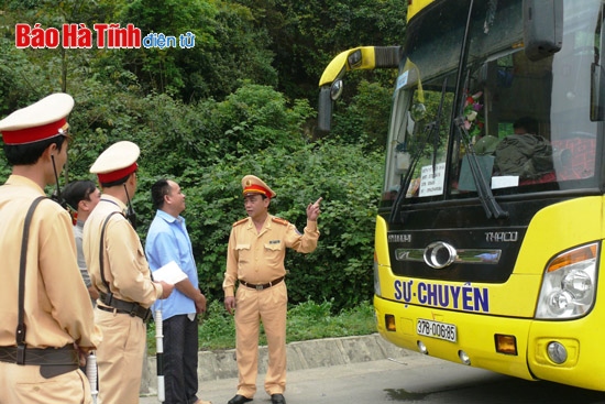 Lực lượng CSGT Công an tỉnh kiểm tra các phương tiện vận tải hành khách