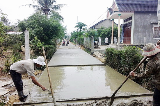 Thi công bê tông xi măng đường giao thông nông thôn ở xã Nhơn Thọ, thị xã An Nhơn