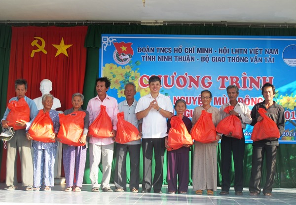 Đồng chí Nguyễn Sỹ Cương, Ủy viên Thường trực Ủy ban Pháp luật  Quốc hội tặng quà cho các gia đình chính sách