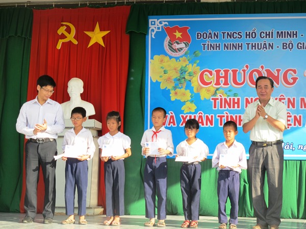  Lãnh đạo Ban Dân vận Tỉnh ủy và Bí thư Đoàn TN Bộ Giao thông vận tải trao học bổng cho  học sinh nghèo ở thôn Phú Thọ