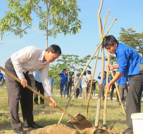 Đồng chí Nguyễn Bắc Việt, Phó trưởng Đoàn ĐBQH tỉnh Ninh Thuận trồng cây xanh tại Trường Phổ thông Trung học Phú Thọ, tỉnh Ninh Thuận