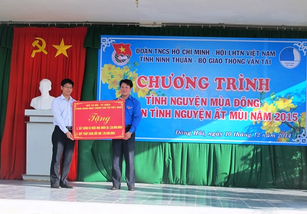 Thừa ủy quyền của Bộ trưởng, Chủ tịch Công đoàn Ngành GTVT Việt Nam, Đoàn thanh niên Bộ đã trao phần quà xã hội từ thiện cho Tỉnh Đoàn Ninh Thuận