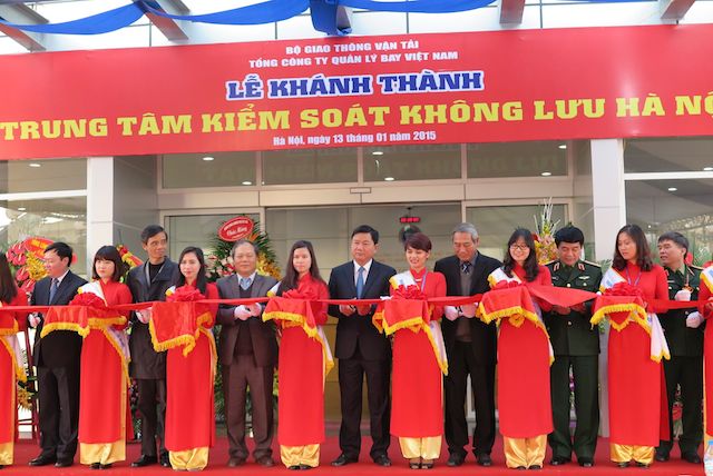 Bộ trưởng Bộ GTVT Đinh La Thăng, Chủ nhiệm UBBPL Quốc hội Phan Trung Lý, Nguyên Phó Tổng tham mưu trưởng QĐND VN Nguyễn Đức Soát, Phó Tổng tham mưu trưởng QĐND VN Võ Văn Tuấn, Thứ trưởng Bộ GTVT Phạm Quý Tiêu cắt băng khánh thành Trung tâm Kiểm soát không lưu Hà Nội