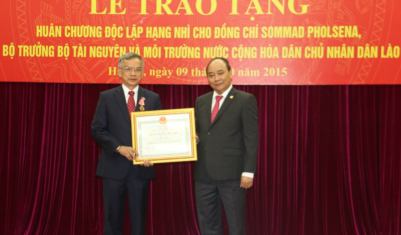 Phó Thủ tướng Nguyễn Xuân Phúc trao tặng Huân chương Độc lập hạng Nhì cho Bộ trưởng Bộ Tài nguyên và Môi trường Lào Sommad Pholsena