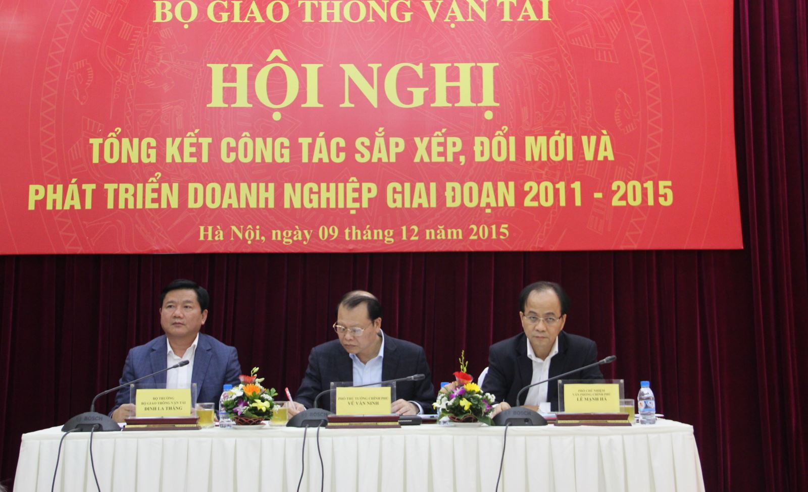 Phó Thủ tướng, Trưởng Ban Chỉ đạo Đổi mới và phát triển doanh nghiệp Vũ Văn Ninh; Bộ trưởng Bộ GTVT Đinh La Thăng; Phó Chủ nhiệm Văn phòng Chính phủ, Phó Trưởng ban thường trực Ban Chỉ đạo Đổi mới và Phát triển doanh nghiệp Lê Mạnh Hà chủ trì Hội nghị