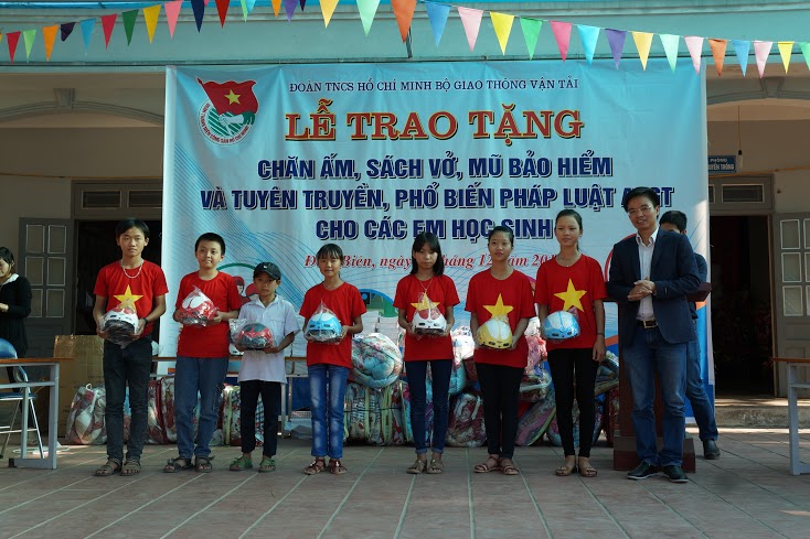 Phó Bí thư thường trực Đoàn TN Bộ GTVT Nguyễn Thành Tưởng trao tặng mũ bảo hiểm cho các học sinh