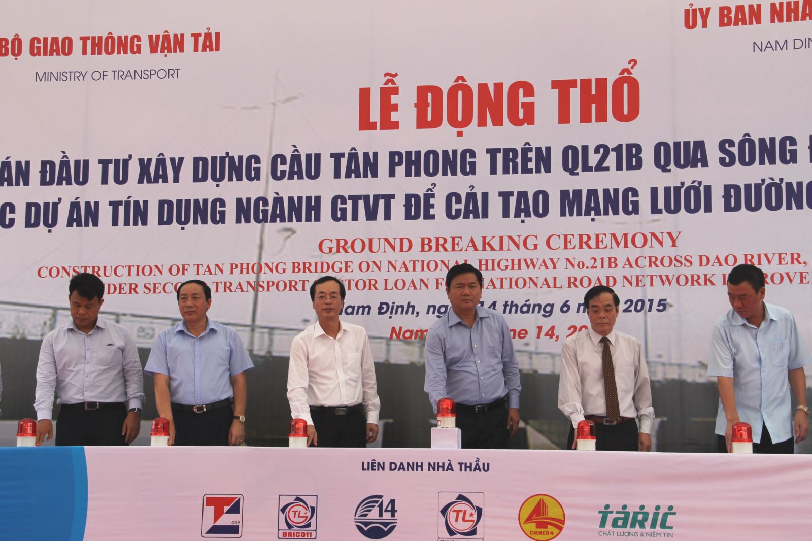 Bộ trưởng Đinh La Thăng và các đại biểu dự Lễ thực hiện nghi thức động thổ Dự án