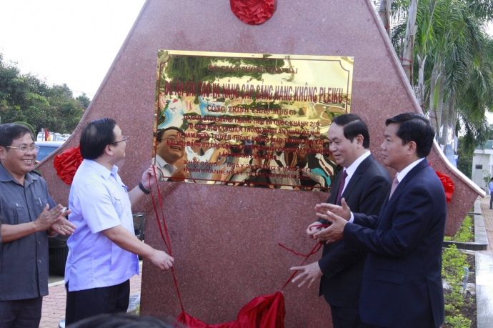 Phó Thủ tướng Hoàng Trung Hải, Bộ trưởng Bộ Công an Trần Đại Quang, Bộ trưởng Bộ GTVT Đinh La Thăng dự lễ khánh thành dự án nâng cấp sân bay Pleiku