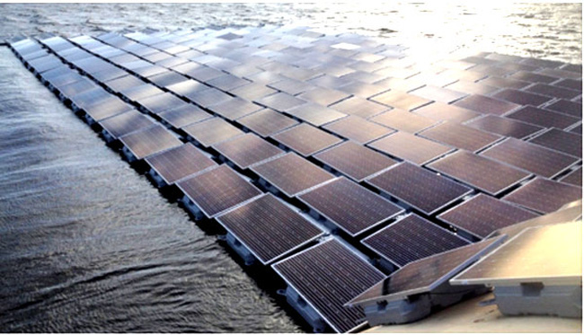 Hệ thống pin năng lượng mặt trời nổi này chiếm 1/10 diện tích hồ Queen Elizabeth II. (Ảnh: Edie.net)