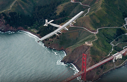 Máy bay Solar Impulse 2 bay qua cầu Cổng vàng nối vịnh San Francisco với Thái Bình Dương . Ảnh: AP