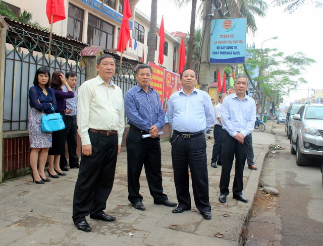 Phó Chủ tịch HĐND thành phố Hải Phòng Nguyễn Đình Bích kiểm tra thực tế công tác bảo trì đường bộ