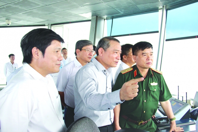 Bộ trưởng Trương Quang Nghĩa kiểm tra hoạt động điều hành bay tại Đài Quan sát không lưu Sân bay quốc tế Tân Sơn Nhất sáng 18/5