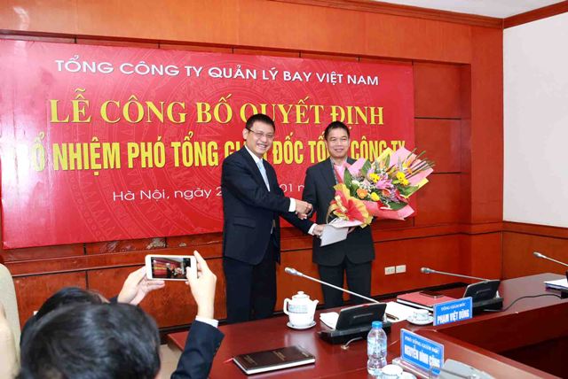 Phó Bí thư Đảng ủy - Tổng giám đốc VATM Phạm Việt Dũng trao Quyết định bổ nhiệm cho đồng chí Trịnh Như Long