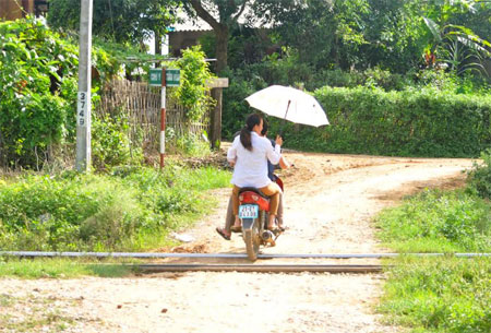 Tiềm ẩn nguy cơ tai nạn giao thông tại các điểm giao cắt giữa lối đi dân sinh với đường sắt