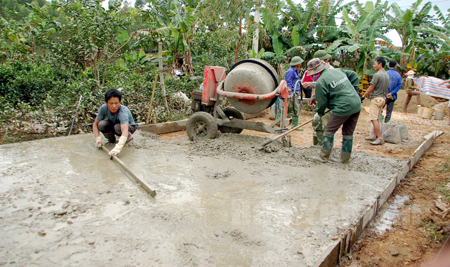 Người dân xã Bạch Hà tham gia đổ bê tông, cứng hóa đường nông thôn