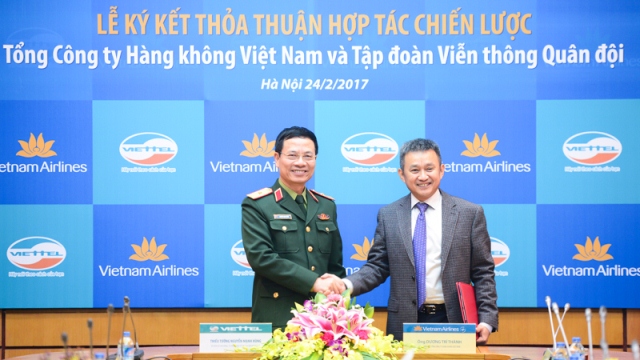 Tổng giám đốc Vietnam Airlines Dương Trí Thành, và Tổng giám đốc Tập đoàn Viễn thông Quân đội Viettel Nguyễn Mạnh Hùng ký kết thỏa thuận hợp tác chiến lược